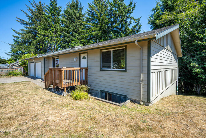 Property Photo: 865 S Crestline Dr Drive OR 97394