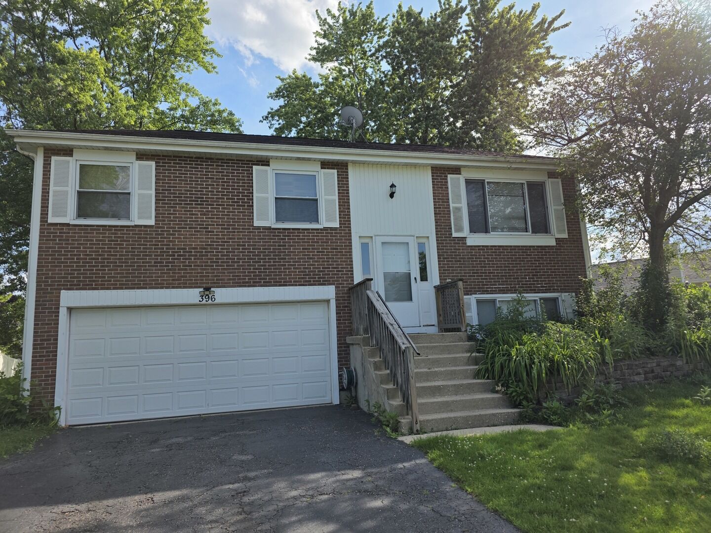 Property Photo: 396 Woodhollow Lane IL 60103