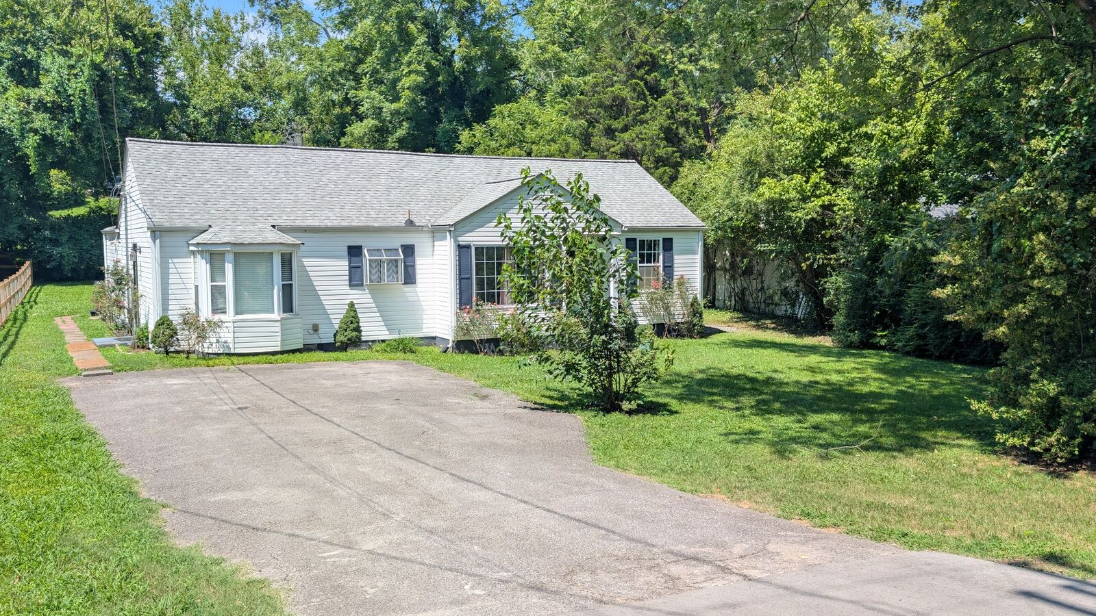 Property Photo: 76 E Thompson Ln TN 37211