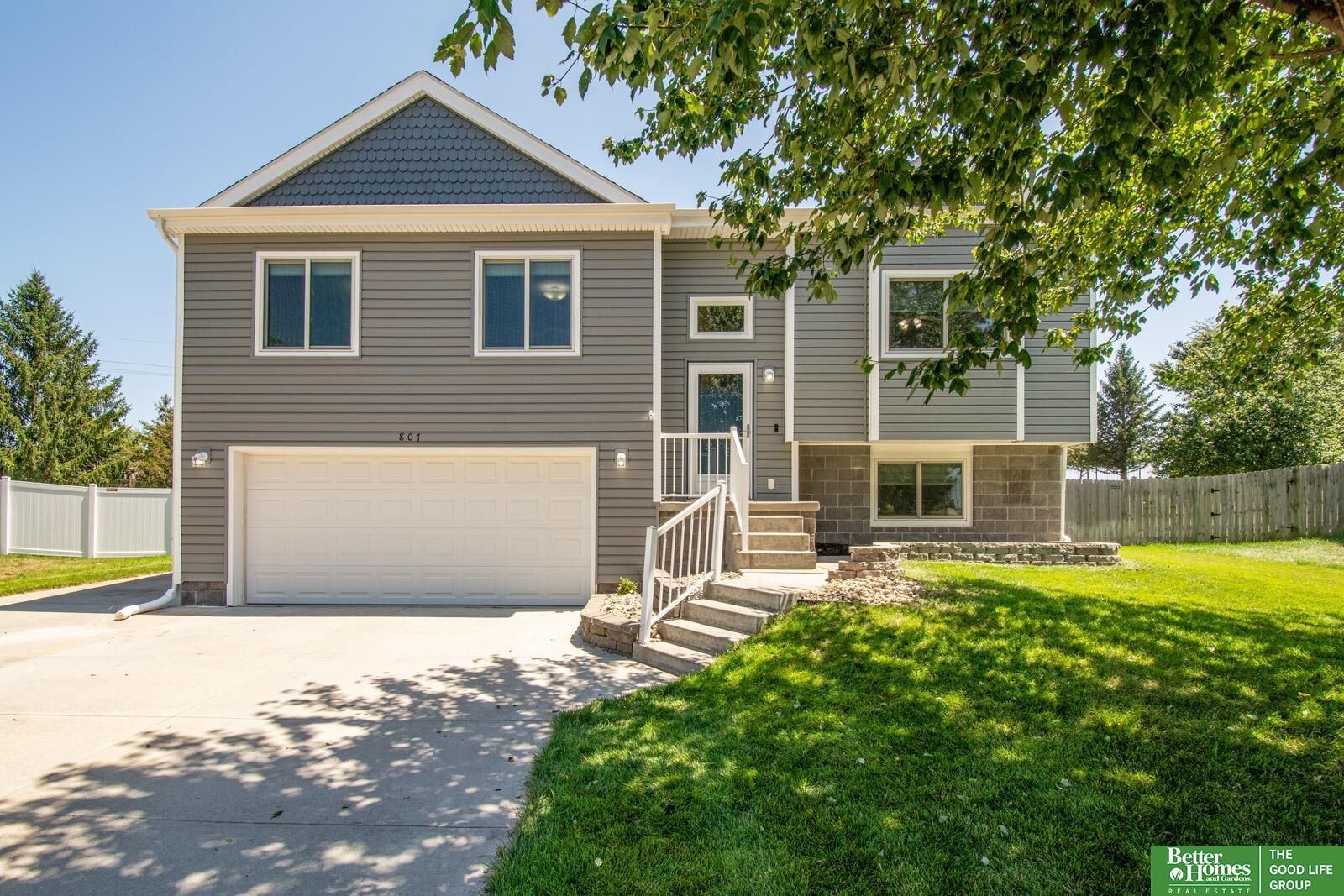 Property Photo:  807 Edgewater Drive  NE 68046 