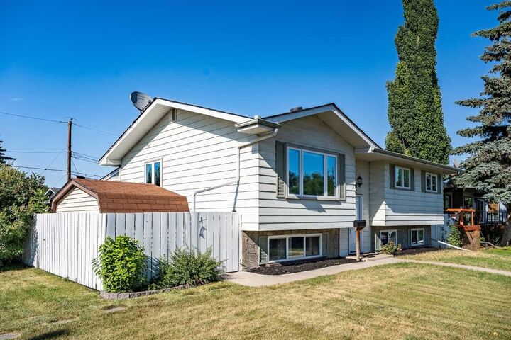 Property Photo:  4 Arlington Bay NE  AB T2H 3B2 