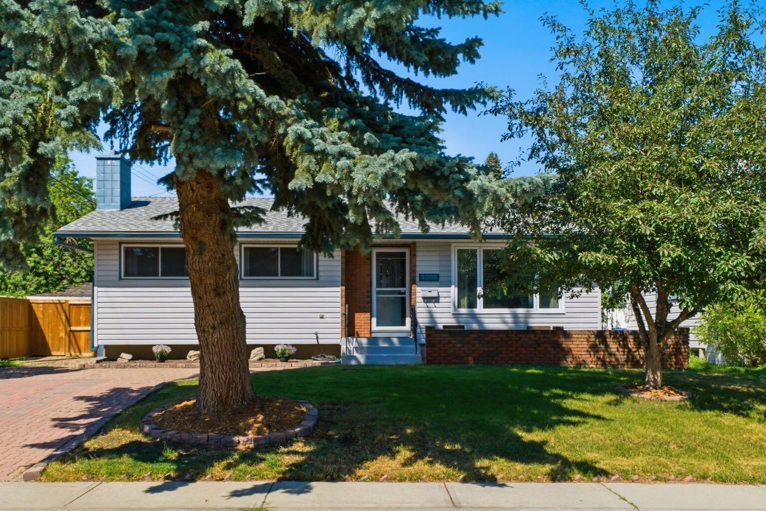Property Photo:  5008 Valiant Drive NW  AB T3A 0Y5 