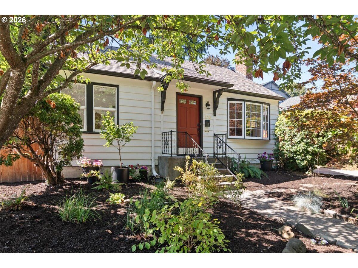 Property Photo: 1726 SE Reedway St OR 97202