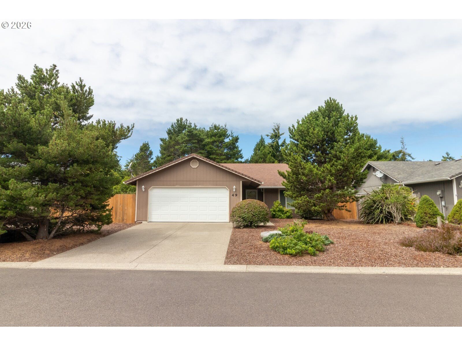 Property Photo: 49 Park Village Dr OR 97439