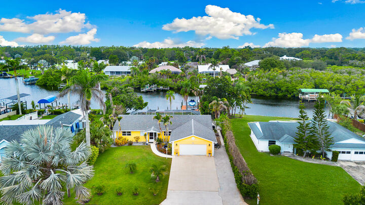 Property Photo:  622 SW Pine Tree Lane  FL 34990 