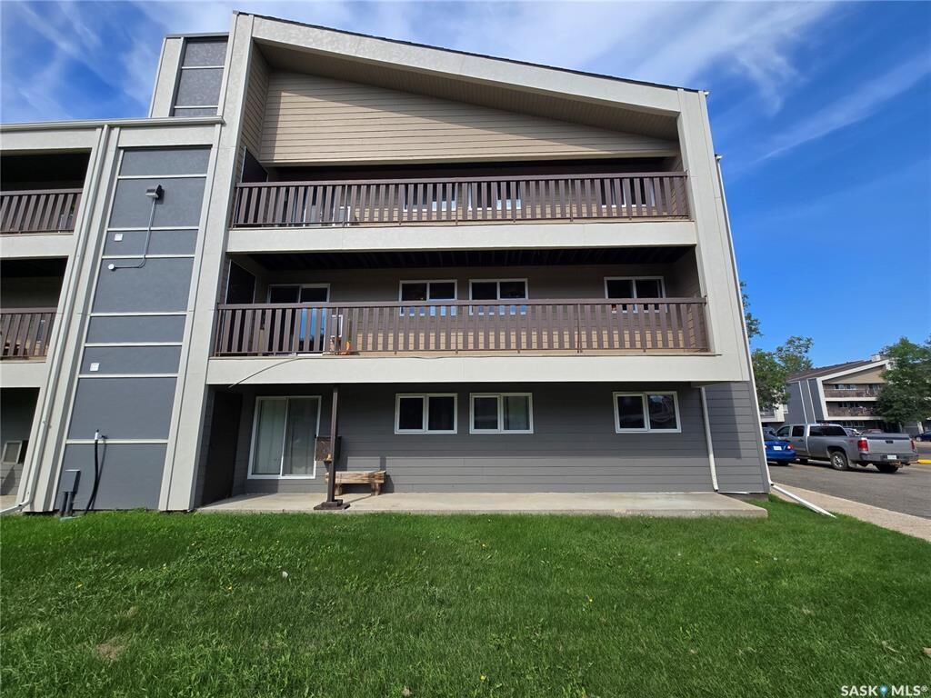 Property Photo: 425 115th Street E 1320 SK S7N 2E5