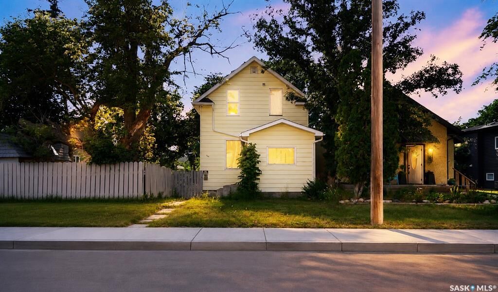 Property Photo: 713 L Avenue S SK S7M 2H8