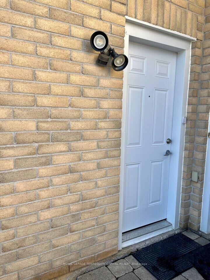 Photo de la propriété:  48 Nicole Marie Avenue Lower  ON L4M 6Y6 