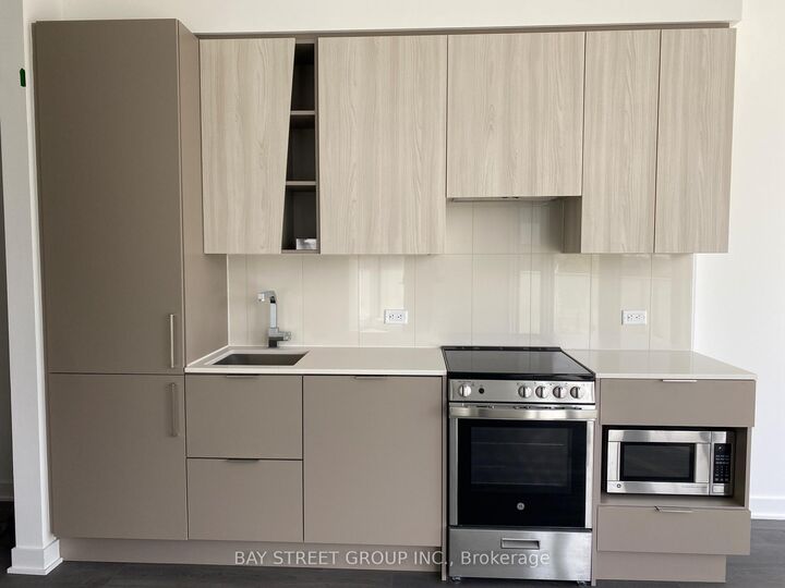 Property Photo:  3900 Confederation Parkway E 321  ON L5B 0K7 