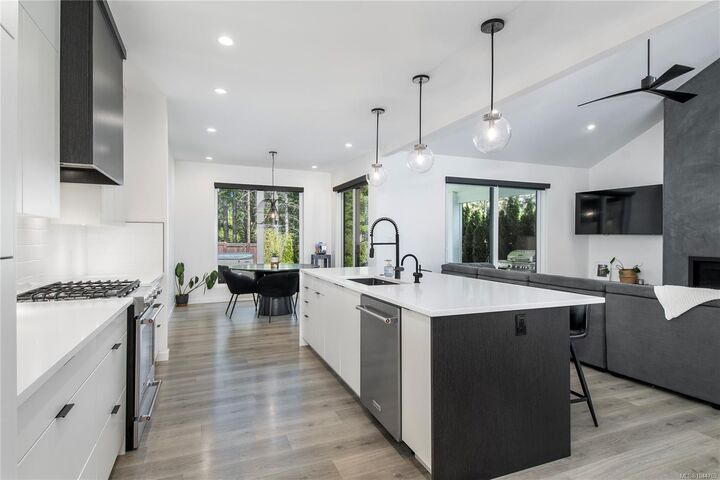 746 Salal St — photo 1