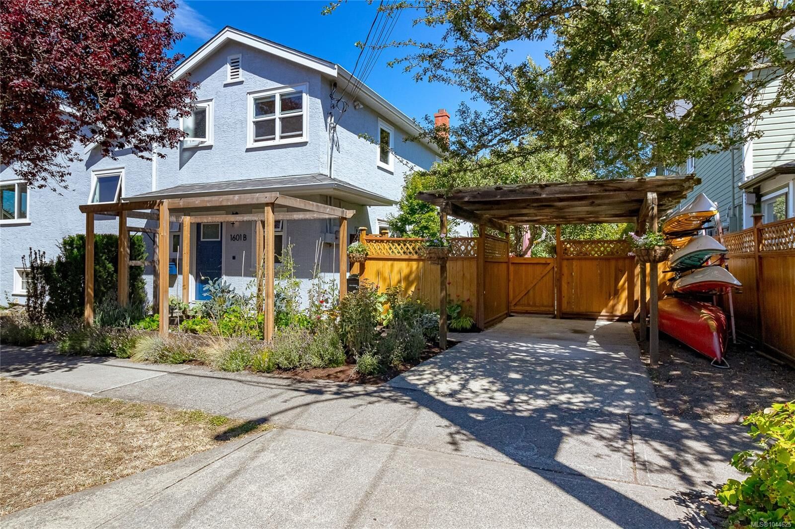 Property Photo:  1601 Haultain St #B  BC V8R 2K6 