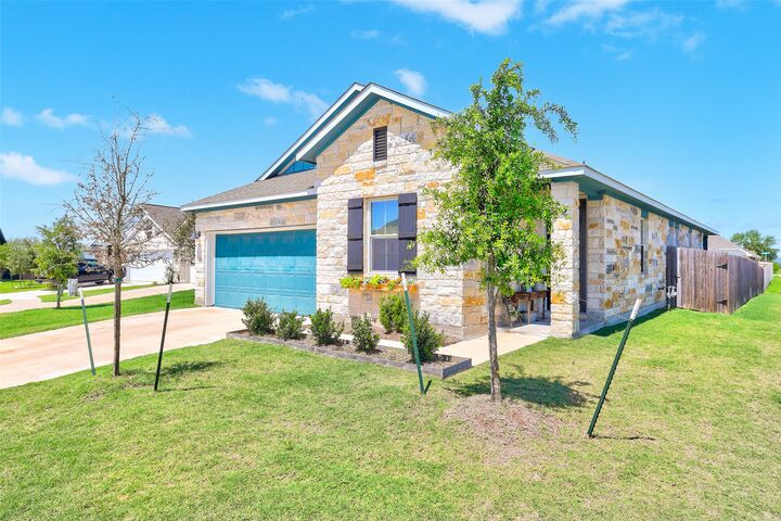 Property Photo:  104 Ladolia Lane  TX 78666 