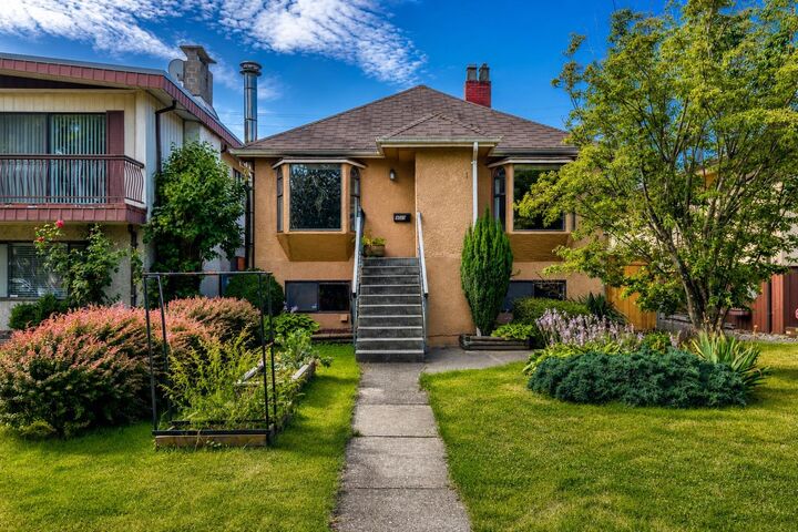 2576 Parker Street — photo 1