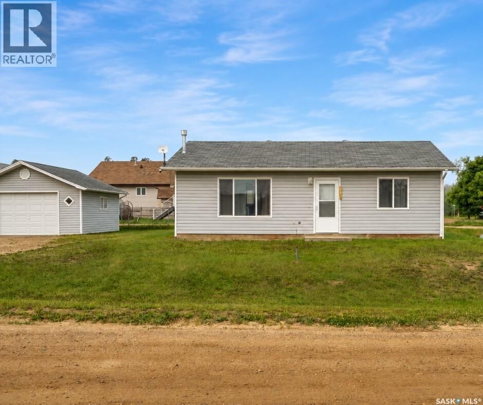 Property Photo: 157 4th Street W SK S0M 2K0
