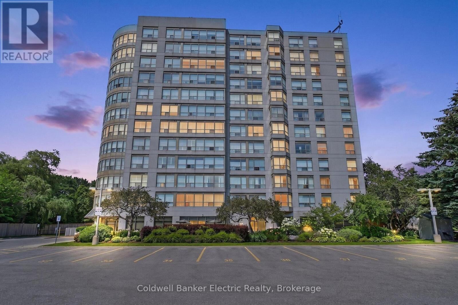 Property Photo:  712 Rossland Road East 1011  ON L1N 9E8 