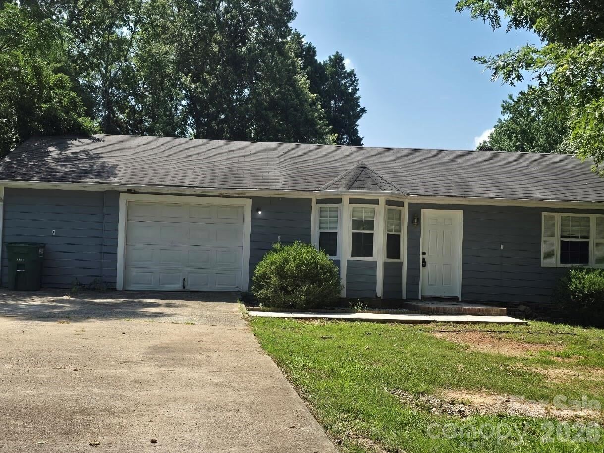 Property Photo: 2601 Briar Trail Court NC 28104