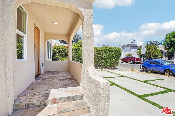 Property Photo:  2541 Carmona Ave  CA 90016 