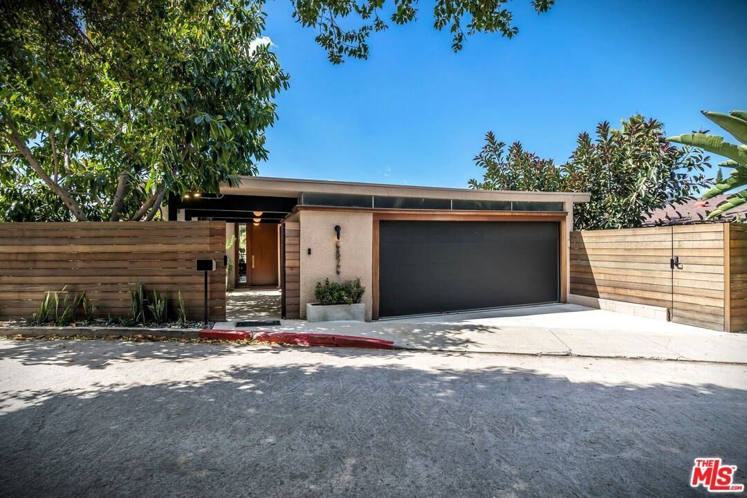 Property Photo:  6826 Iris Cir  CA 90068 