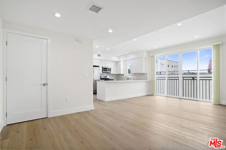 Property Photo:  11042 La Maida St, Unit 203  CA 91601 