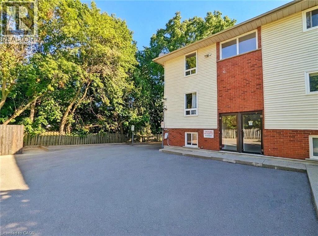 Property Photo:  119 Cedar Street South 14  ON N2G 3L6 