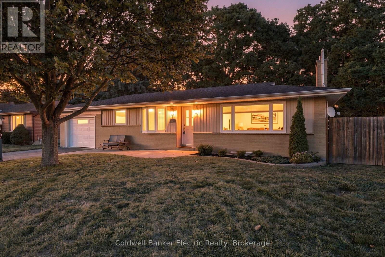 Property Photo:  47 Grandview Street North  ON L1G 6N6 