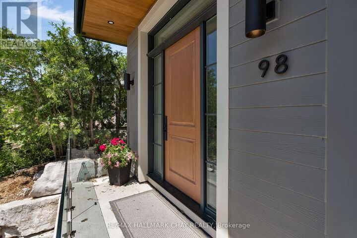 Property Photo: 98 Shanty Bay Road ON L4M 1E2
