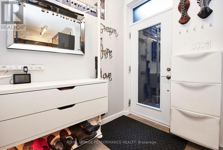 Property Photo:  82 Third Avenue Unit B  ON K1S 2J8 