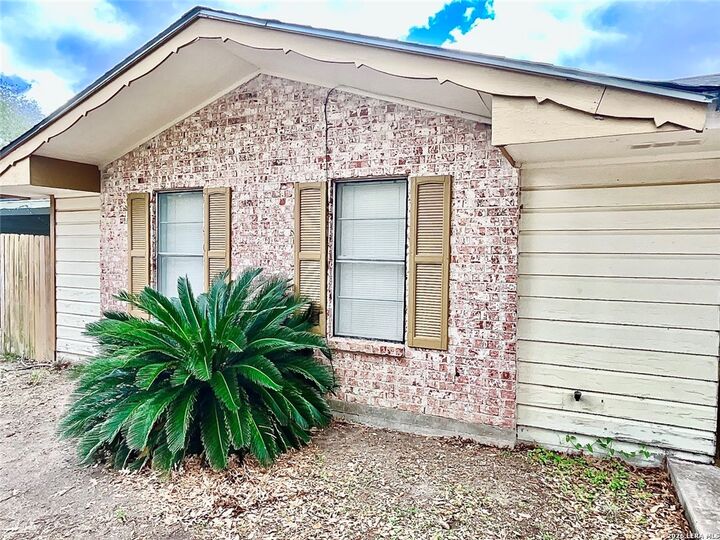 Property Photo: 1106 E Hutchinson Street E TX 78102