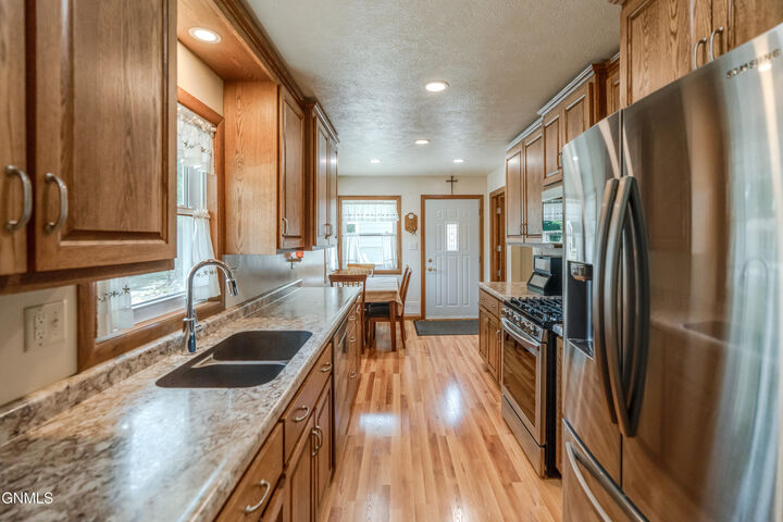 Property Photo:  406 West Avenue F  ND 58501 