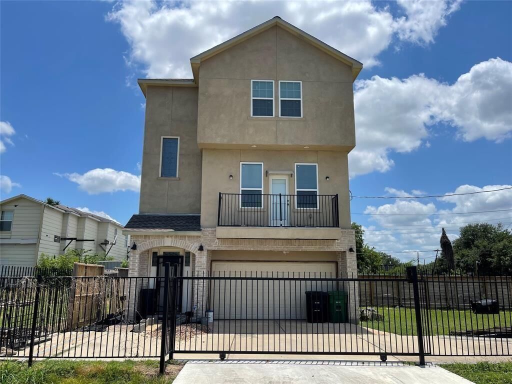 Property Photo: 3112 Clay Street TX 77003