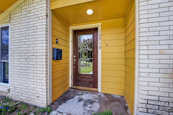 Property Photo: 10919 Lockgate Lane TX 77048