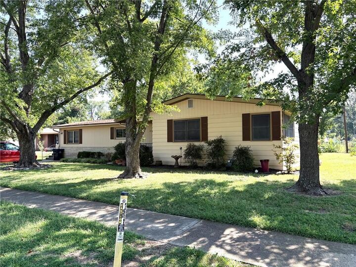 Property Photo: 1024 N 17th Place KS 67301