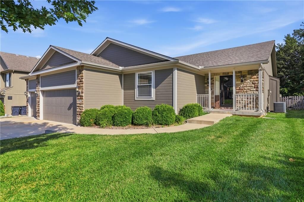 Property Photo: 3817 SW Briarwood Oaks Drive MO 64015
