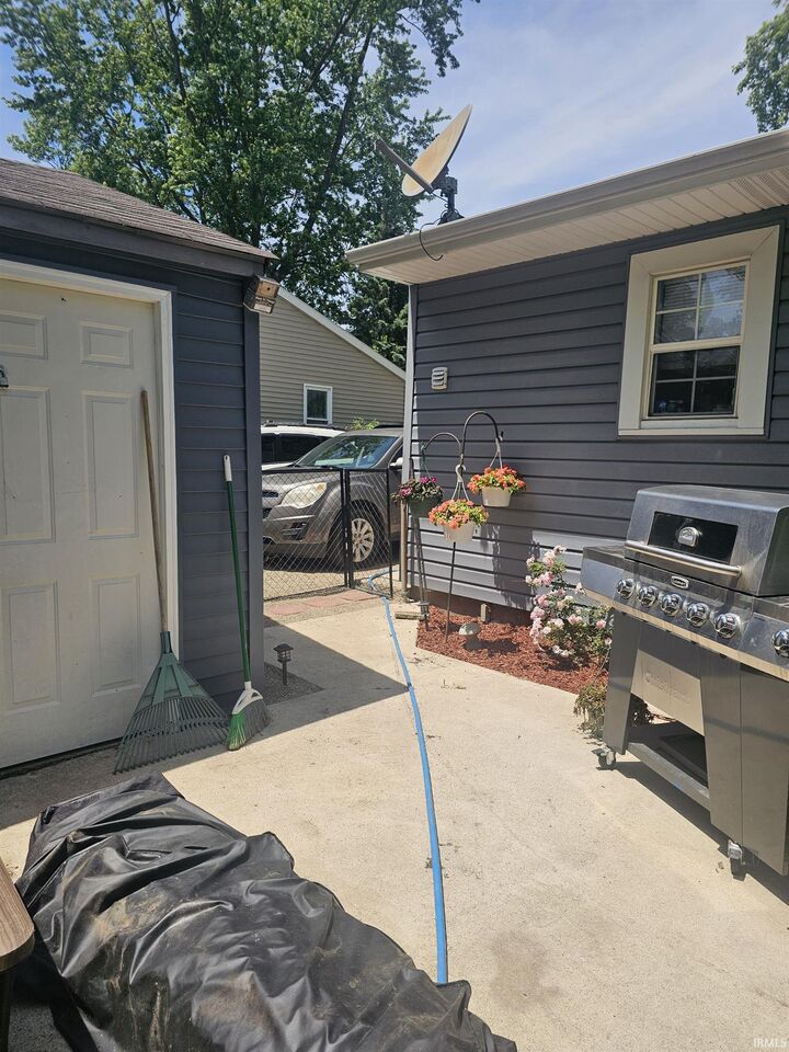 Property Photo:  1009 E Spraker Street  IN 46901 