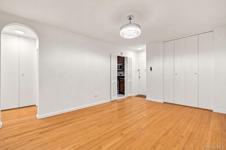 Property Photo:  665 Thwaites Place 3A  NY 10467 
