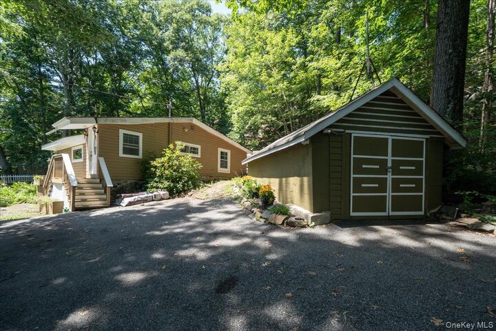 Property Photo:  42 Deer Trail S  NY 10925 