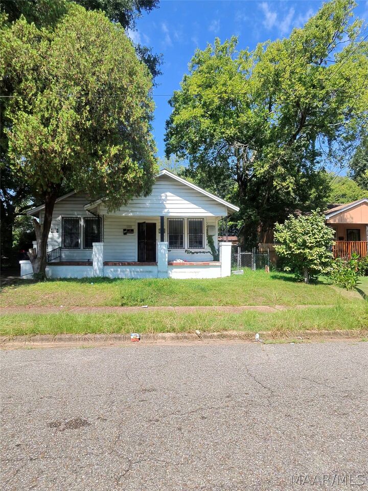 Property Photo: 1422 S Holt Street AL 36108