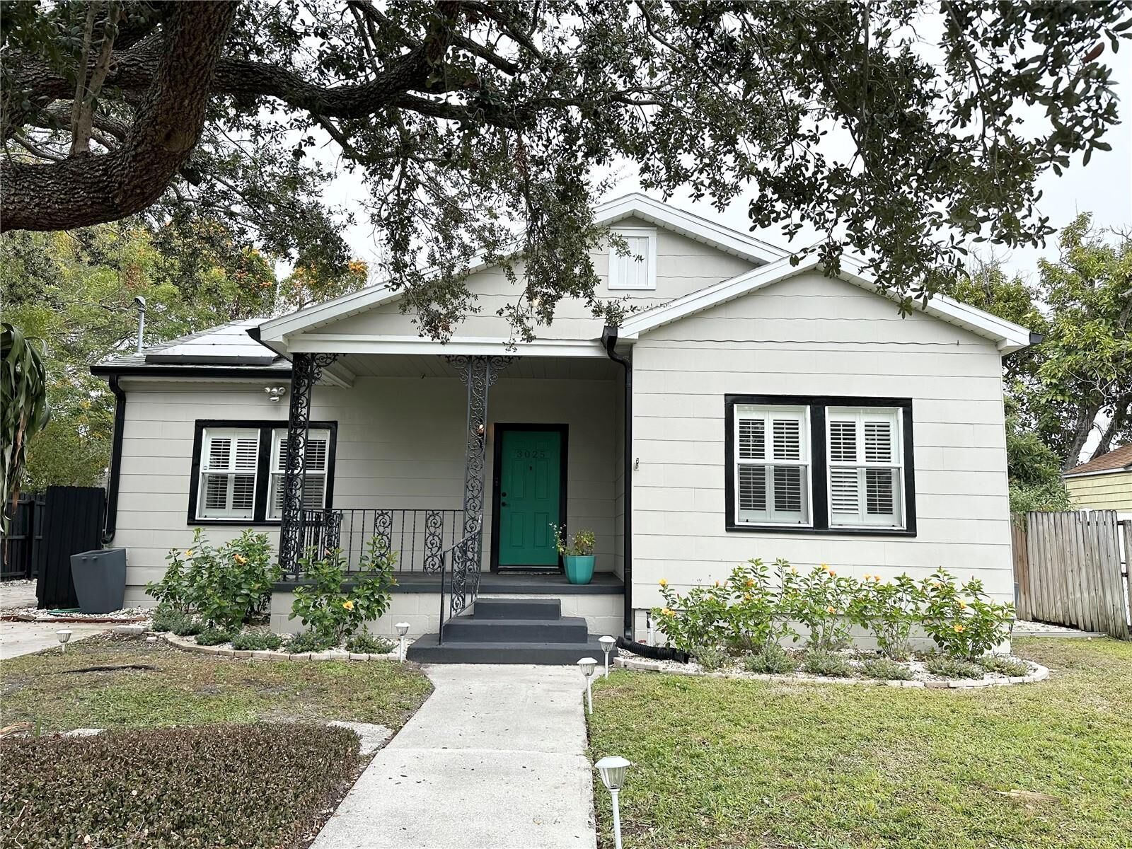 Property Photo: 3025 W North A Street FL 33609