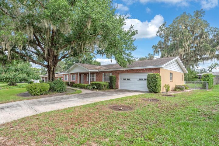 Property Photo: 110 Ashbrook Drive FL 33511