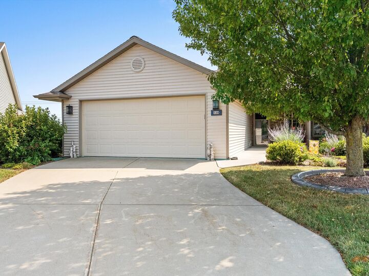 Property Photo:  539 Mapleleaf Ct  WI 54220 