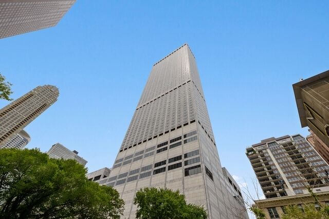 Property Photo: 180 E Pearson Street 6907 IL 60611