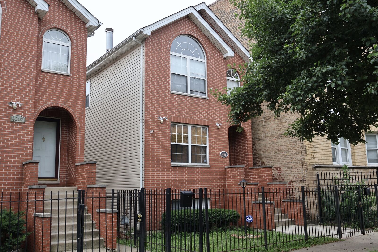 Property Photo:  4309 W Flournoy Street  IL 60624 
