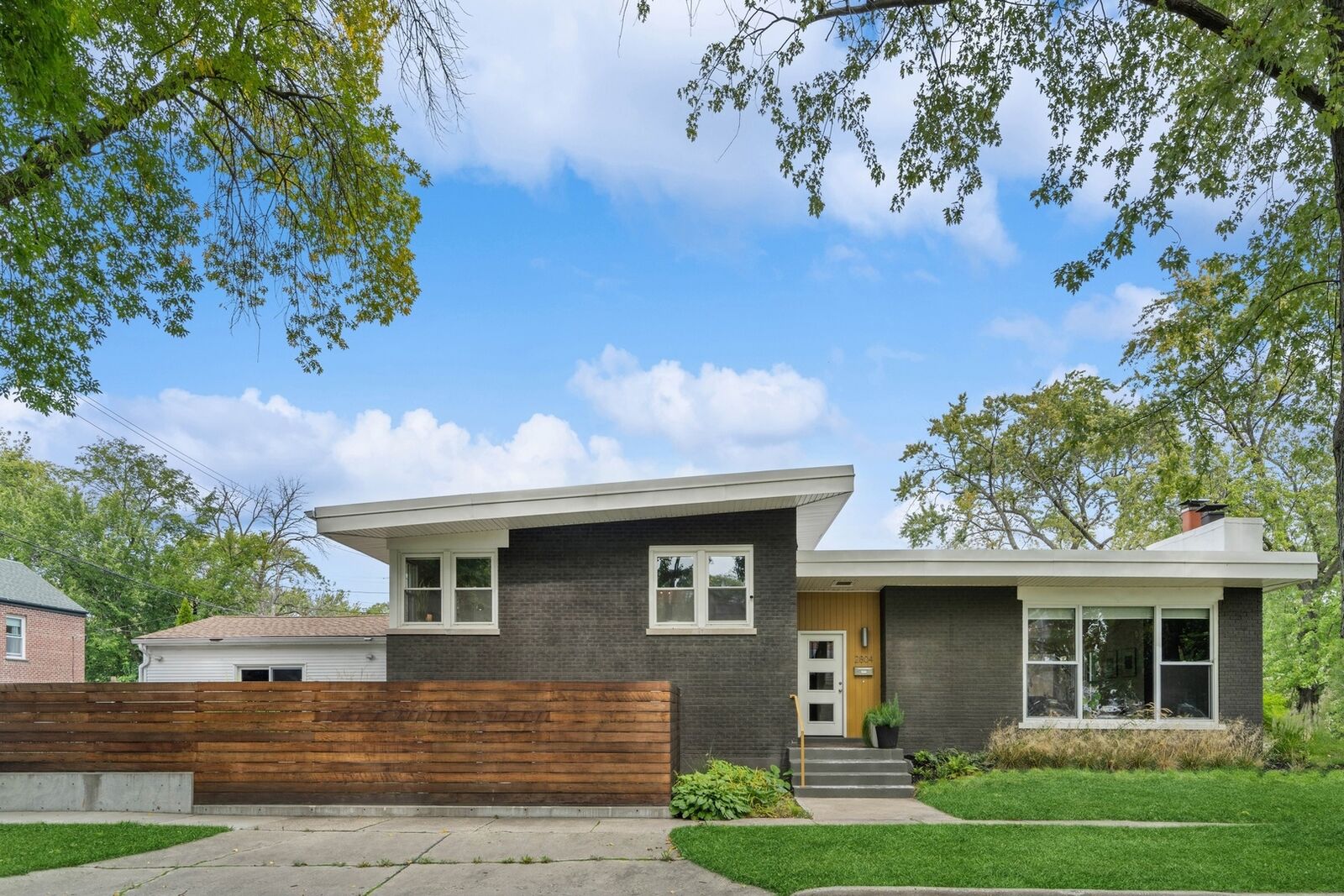 Property Photo:  2804 W Rascher Avenue  IL 60625 