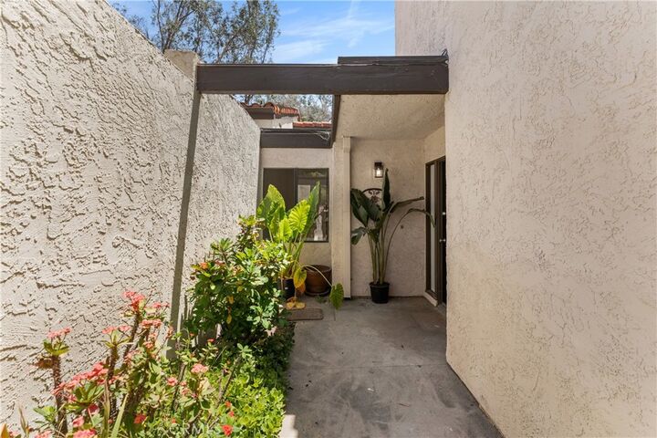 Property Photo: 77 Barmore Ct CA 91206