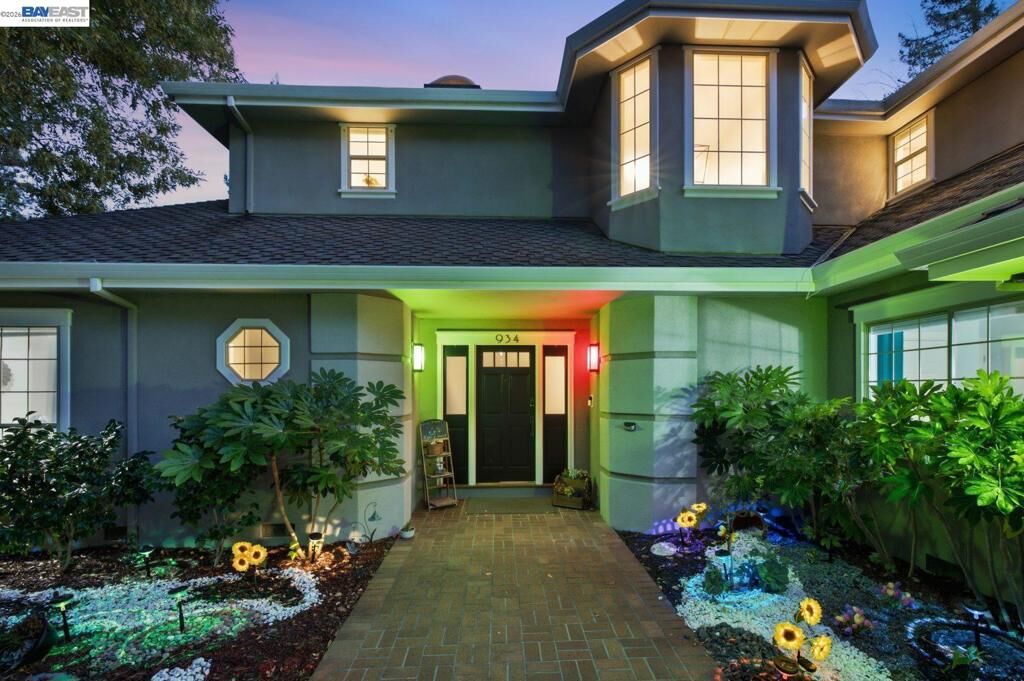 Property Photo: 934 Wilmington Way CA 94062