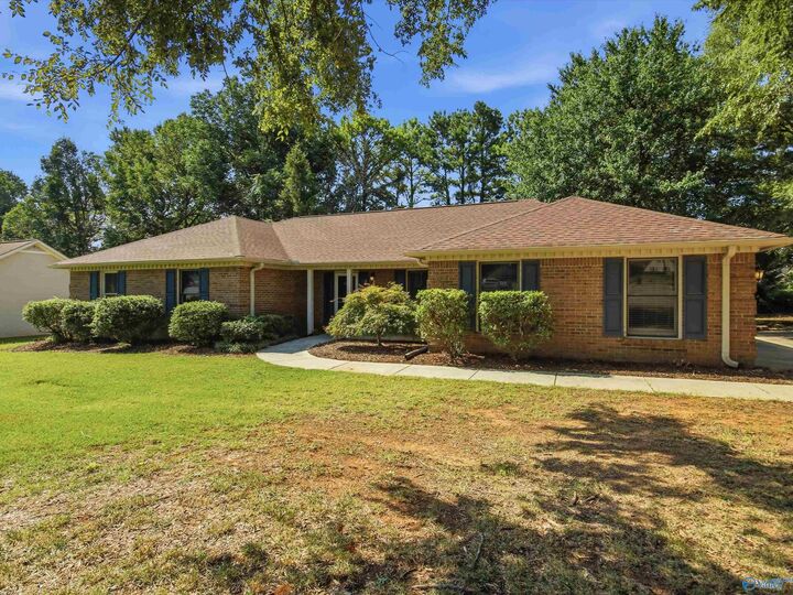 Property Photo: 220 Bent Oak Circle AL 35749