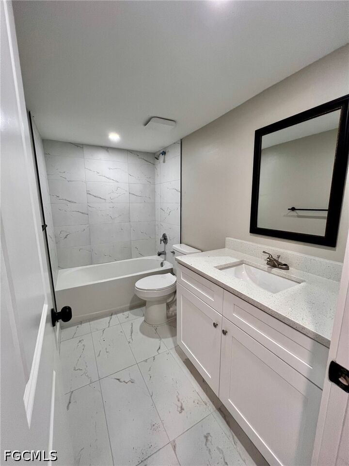 Property Photo:  4102 SE 19th Place 11  FL 33904 