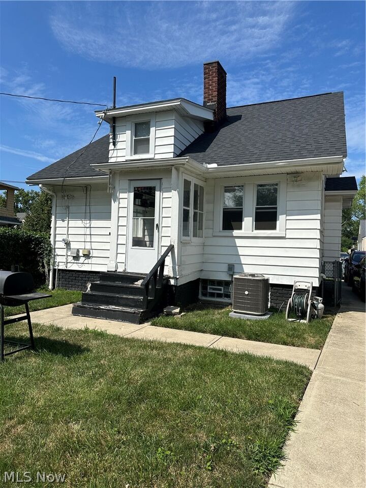 Property Photo:  1566 E 204 Street E  OH 44117 