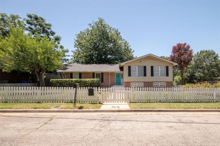 Property Photo:  2325 Lake Ridge Circle  TX 76710 