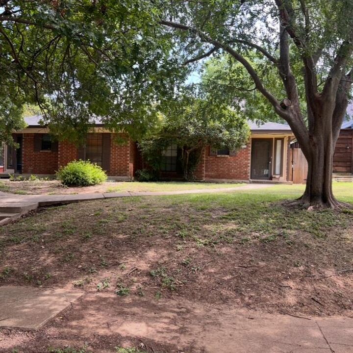 Property Photo:  2123 Mistletoe Avenue B  TX 76110 